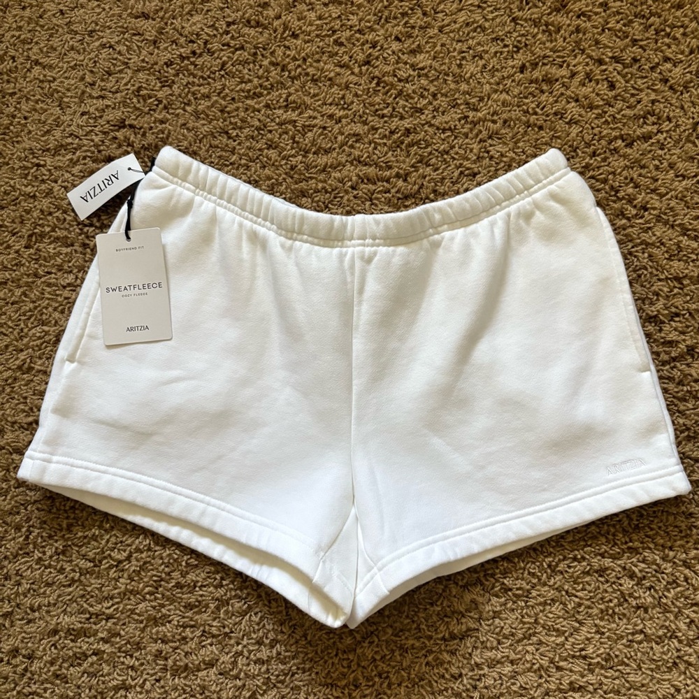 NWT aritzia Cozy Sweatfleece Boyfriend Lo-rise Mini Short size small in white